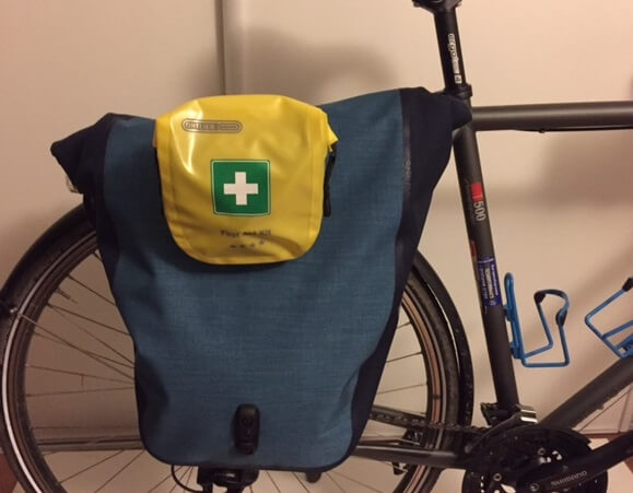 fixation sac premiers secours ortlieb sur un vélo