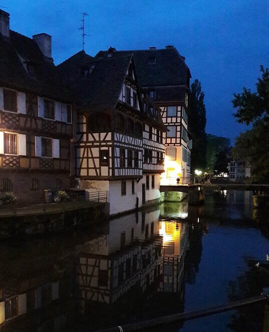 la petite france de nuit à strasbourg