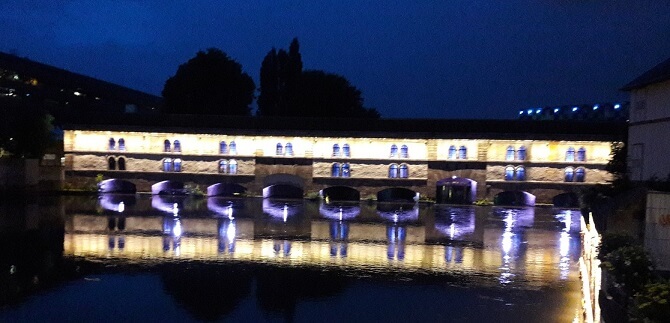 un pont de nuit à strasbourg