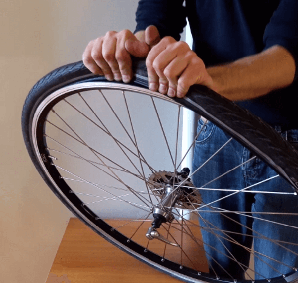 mettre le pneu sur la roue vélo