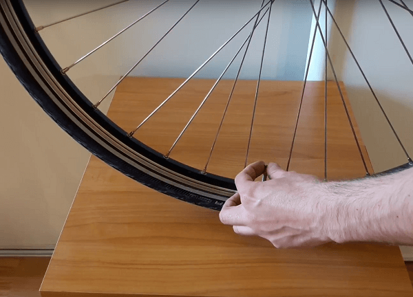 Tuto Comment enlever une roue de velo et remonter un pneu