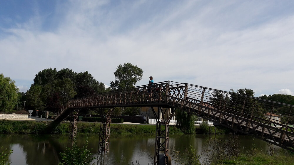 pont sur le marais poitevin à vélo