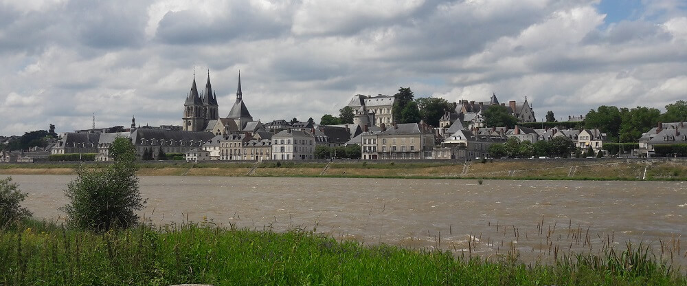 le chateau de blois sur la loire à vélo